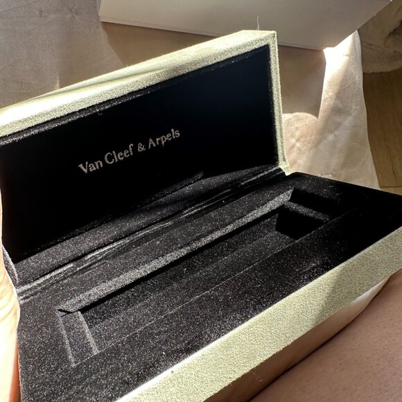 COPY - Van Cleef Mother of Pearl Vintage Alhambra 18K Gold Bracelet 5 Motifs - Picture 7 of 9